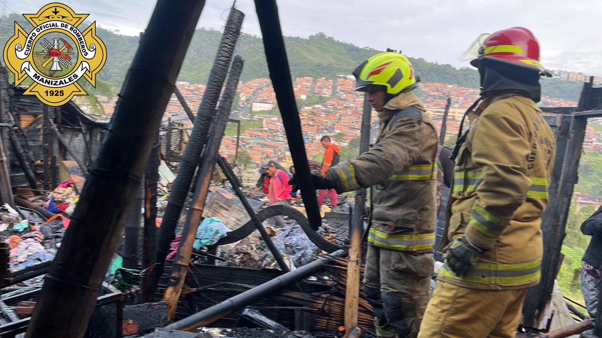 #BomberosManizalesTeCuida 
🚒En la madrugada de hoy se atendió llamado a la línea 119; alertaban sobre un incendio estructural en el Barrio Samaria.

🧑‍🚒El fuego fue controlado y se evitó su propagación; 4 viviendas resultaron afectadas.

🚑No se presentaron personas lesionadas.