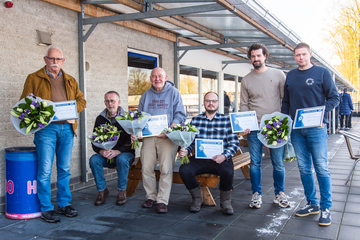 💙🤍Jubilarissen gehuldigd tijdens Nieuwjaarsreceptie!

Clubmensen die al 60, 40 of 25 jaar aan SEH verbonden zijn. En er was nog een 'speciaal geval'.

Meer info @ vvseh.nl/jubilarissen-g…

📸Barend de Ruiter

#clubmensen #huldiging #nieuwjaarsreceptie #vrijwilligers #wijzijnseh