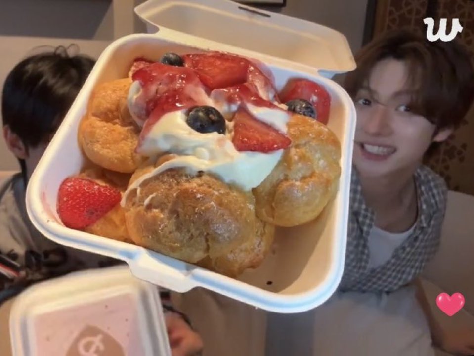 HE LOOKED SO HAPPY IM CRYINGGGGG