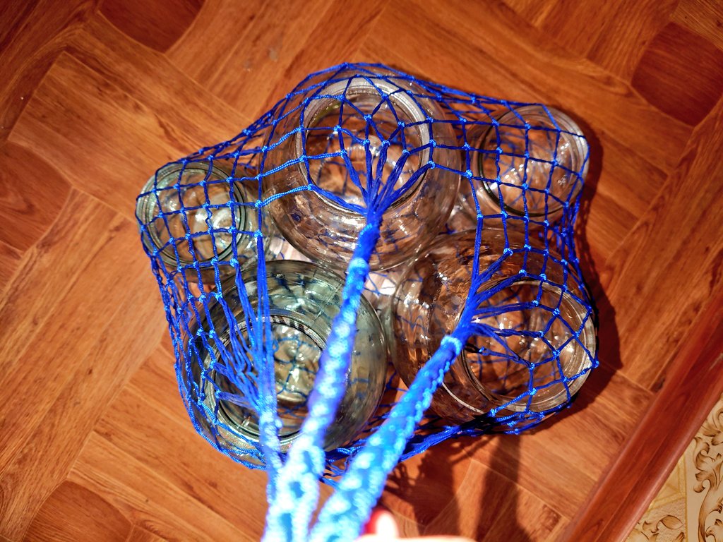 jenya_JPN_RUS's tweet image. 釣魚用具に見えますが、
実はソ連時代に大人気だったバッグです。
名前はавоська(アブォーシカ)です。
基本的に野菜や果物を運ぶために使われていました。非常に丈夫です。