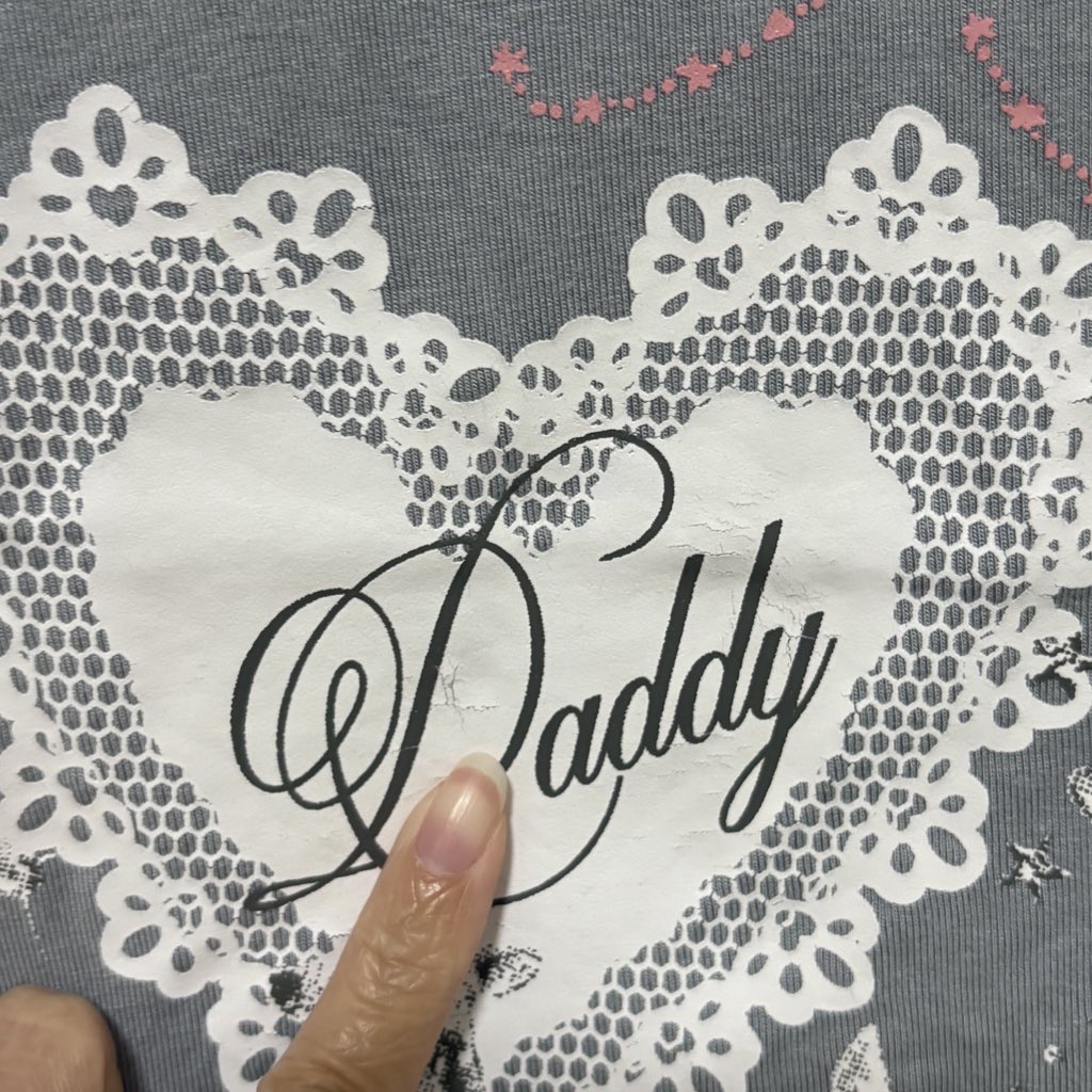 moveonstuff's tweet image. 𐙚 Daddy ♡/ Dazzling Deer Crop Top สี 
 Grey (from 590 baht)

🩶price /200.- 
ตำหนิ: ลอกตามภาพไม่มีผลการใช้งาน ✨

Size : S (เหมาะสำหรับลูกค้าที่อก 32”)
Chest : 28”-32” (ก่อนยืดและหลังยืด)

#ส่งต่อdaddy #ส่งต่อเสื้อผ้า #โล๊ะตู้เสื้อผ้า #daddyandthemuscleacademy