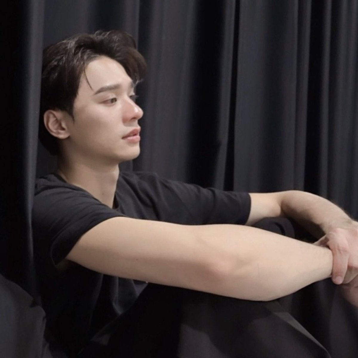 BoundToPast's tweet image. Ini benar benar pilihan yang sulit. Aku gak bisa, mutusinnya. Ya, karena aku cinta kalian semua.