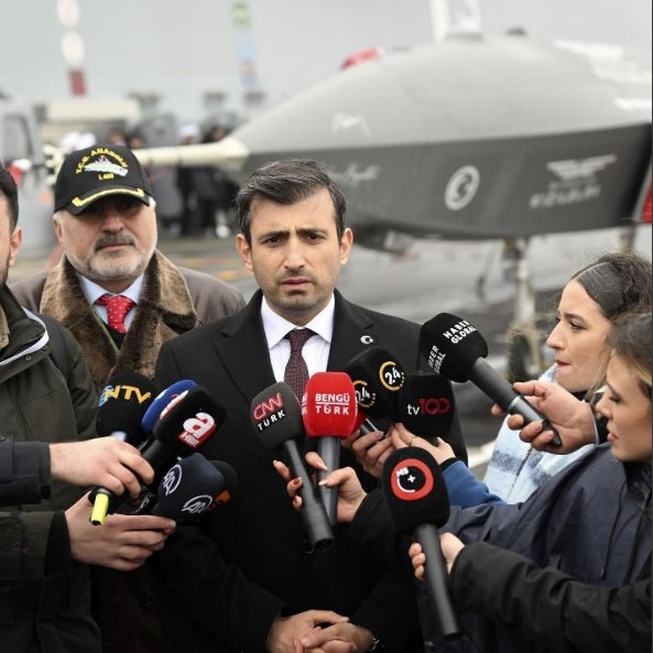 ConflictTR's tweet photo. 🔴 Selçuk Bayraktar:

Son dönemde uluslararası arenada yaşanan gelişmeler gösteriyor ki yeni dünya düzeninde adaletsizlik ve hukuksuzluk bir istisna olmaktan çıkıp yeni normale döndü. 

Güçlü olanın her istediğini yapabildiği, zayıf olanın ezildiği bir dünyada hiç kimsenin güvende olması mümkün değil.

Gözlerimizin önünde, bir yerde füzelerle şehirler vurulurken, başka bir yerde bir ülkenin lideri operasyonla kaçırılabiliyor.

Yöntemler değişse de sonuç aynı: egemenliğin gaspı, insan hayatının değersizleşmesi ve hukukun yok edilmesi.

Böyle bir dünyada ayakta kalmanın şartı; kendi gücünü, caydırıcılığını ve bağımsızlığını inşa etmektir.

Bu yıkıcı kaostan korunmanın yolu; milli birlik ve beraberlik içinde güçlü olmaktır. Türkiye olarak evlatlarımızın geleceğini, bu adaletsiz yeni dünya düzeninde ancak güçlü bir duruşla koruyabiliriz.

Güçlü Türkiye ise yerli ve millî teknolojiyle, üretimle ve kendi imkânlarına yaslanan kararlı bir atılımla mümkündür. 

Tüm bu yaşananlar yeniden göstermiştir ki;
Milyonlarca gencimizle birlikte yoluna hayatımızı adadığımız #MilliTeknolojiHamlesi ülkemiz ve tüm dost, kardeş coğrafyalar için vazgeçilmezdir.