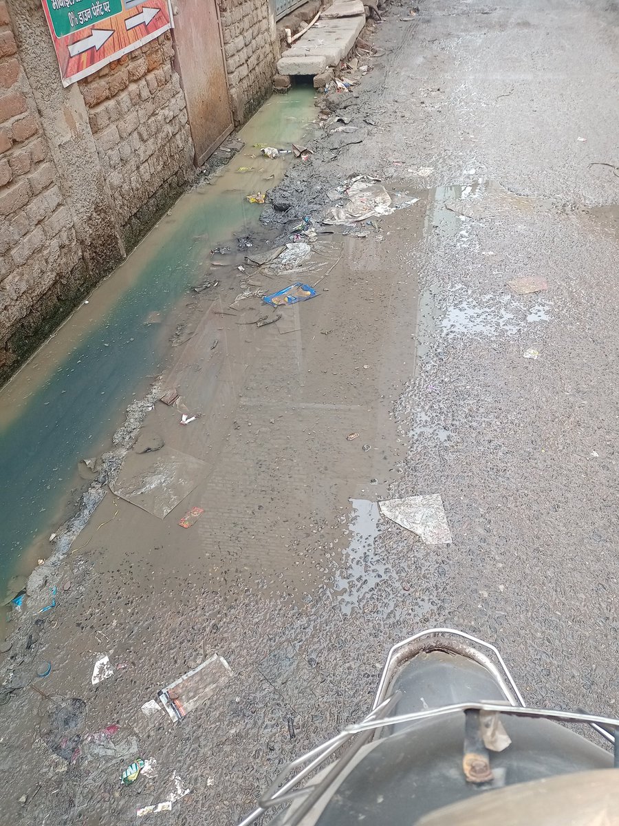 7428Chand's tweet photo. @AshwaniKumar_92 sir shiv vihar metro station wali gali jo ambedkar vihar ke liye main rasta jata h jisse aam janta ka aana jana mushkil ho rha h naali bhari padi h jhadu nhi lgti jisse garbage raod par pada h road par pani ki wajah se kichad h ispar aap action le https://t.co/HGhMsanPls