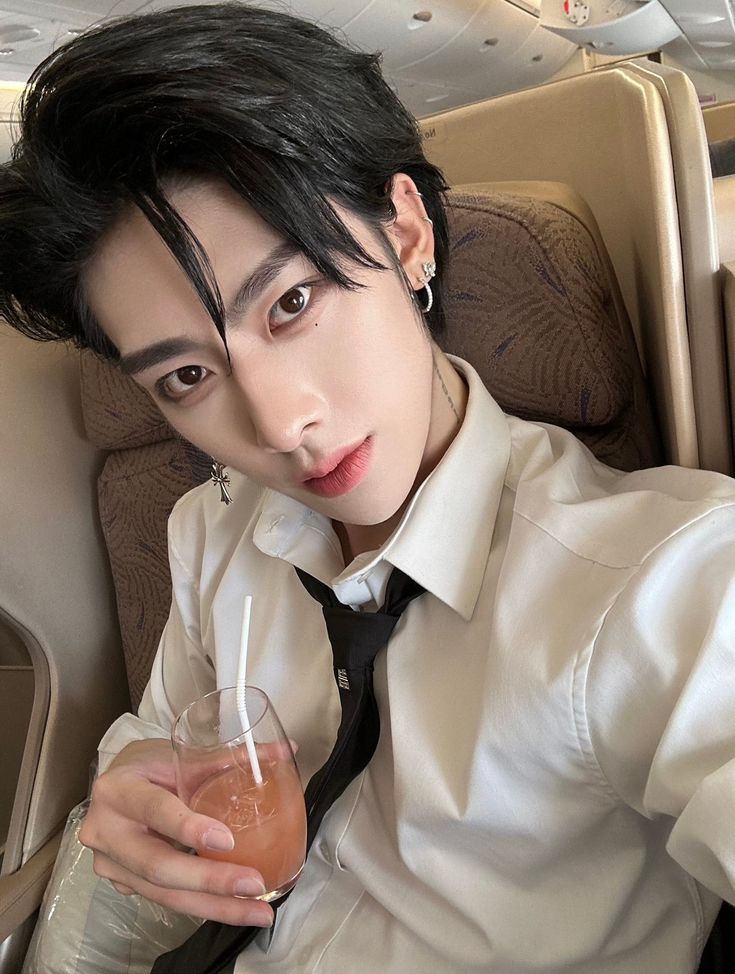 dawnsfey's tweet image. the thing ab ricky being ur ult bias is that u get to stan the most strikingly beautiful, amazing, sweet, and adorable idol on the planet but u also will NOT be able to see him normally like he only appears once in a blue moon IF you're lucky