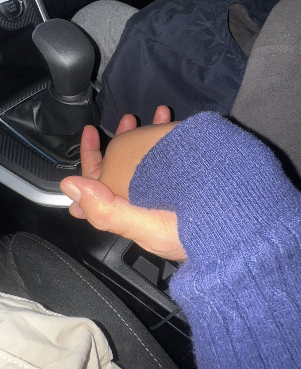 Kalau lagi manja, dimana aja pengen pegangan 😅