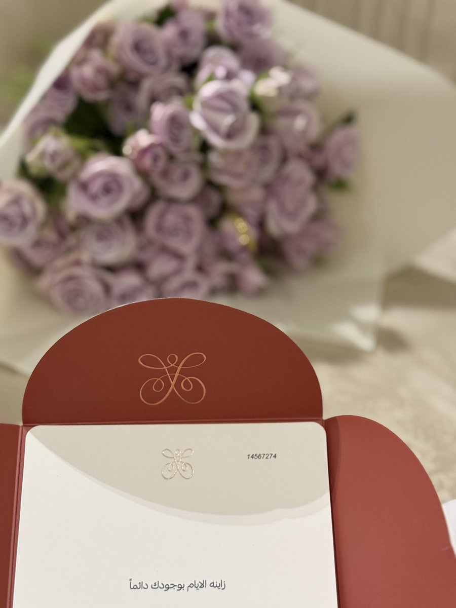 boo7_227's tweet image. أكره عقليات اللي يسألون 

-وش تستفيدون من الورد؟ -
ياعمري الورد شعور !
إذا أخذت ورد أو أحد هداني أظل أسبوع كامل وأنا فرحانه ومبسوطه فيه 🥹♥️