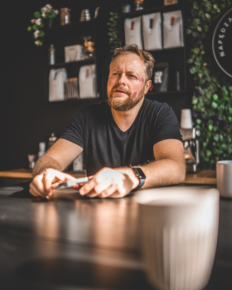 MarcinGazowski's tweet photo. Marzec 2025: Majorka 🚴‍♂️☕
Kawowe izotoniki, parzenie w terenie i 70 świadomych sportowców na obozie @challengegdansk.

W 2026 wracam z kamerą 🎥
Film z wyprawy na YouTube NAPĘDZANI KOFEINĄ – DM lub komentarz = link.

#cycling #coffee #kofeina #majorka https://t.co/9yYr9qVW7R