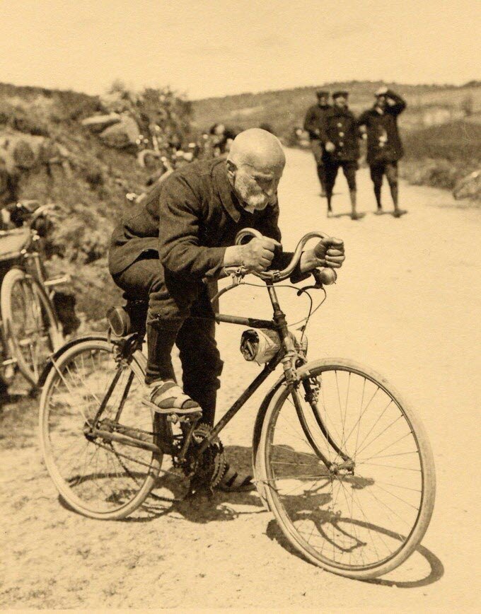 🚵‍♂️Los 7⃣ MANDAMIENTOS DEL CICLOTURISTA   
(Paul de Vivie, "Velocio")

Estos mandamientos son auténticos, firmados por "Velocio", que los fue confeccionando poco a poco entre finales del siglo XIX y principios del XX, como guía sencilla para quien quería hacer largas rutas
⬇️