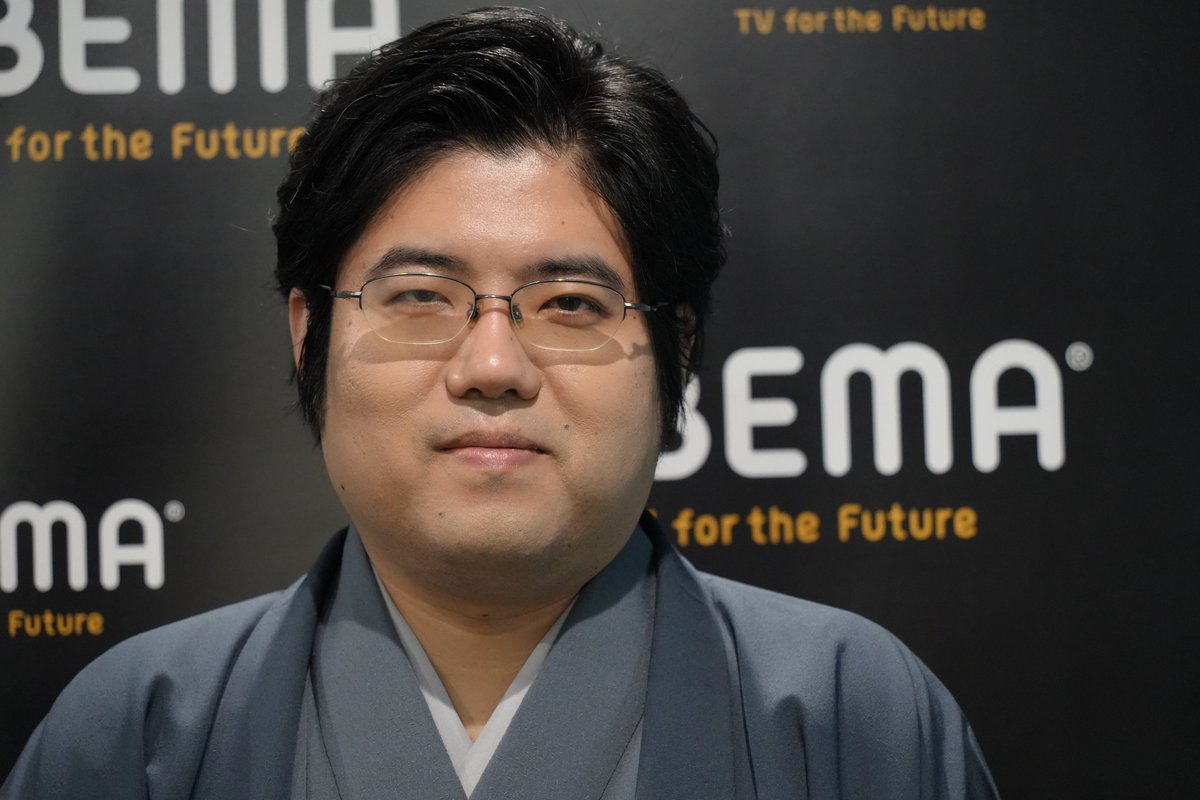 北〕新年の抱負。糸谷哲郎八段。Ａ級順位戦で現在５勝１敗。初の名人挑戦を目指し、今月27日に全勝の永瀬拓矢九段との大一番に臨む。「復帰１期目での好成績は非常に嬉しいです。挑戦に向けて全力を出し、良い結果が待っていてくれたら。連盟理事、棋士として調和を取り、全力を尽くしていけたら」