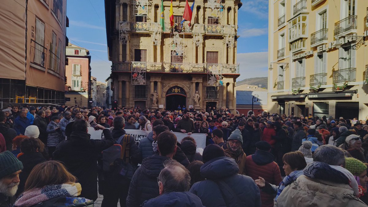 Gaur eguerdian elkarretaratze jendetsuak egin dira Bilbon, Donostian, Gasteizen eta Iruñean, Trumpen eraso inperialista salatzeko eta herrien burujabetza, autodeterminazioa eta bakea aldarrikatzeko.

MADURO ASKATU!
INJERENTZIARIK EZ!
GORA HERRI ASKEAK!

#VenezuelaAurrera  🇻🇪