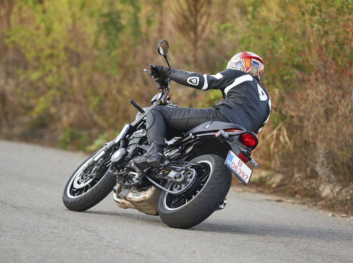 TiberiuTroia's tweet image. Kawasaki Z900 RS, motocicletă pe care mi-o doresc, probabil cea mai frumoasă motocicletă clasică modernă pe care am testat-o -   tiberiutroia.ro/2019/07/prezen…
Credit foto: @RaduChindris

#Kawasaki #KawasakiRomania #UnitedMotors #KawasakiZ900RS #PovestiCuMotoare