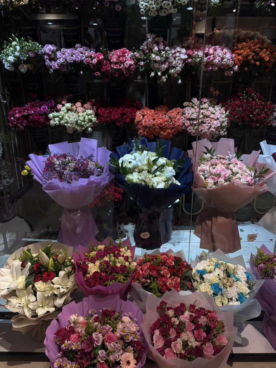 boo7_227's tweet image. أكره عقليات اللي يسألون 

-وش تستفيدون من الورد؟ -
ياعمري الورد شعور !
إذا أخذت ورد أو أحد هداني أظل أسبوع كامل وأنا فرحانه ومبسوطه فيه 🥹♥️