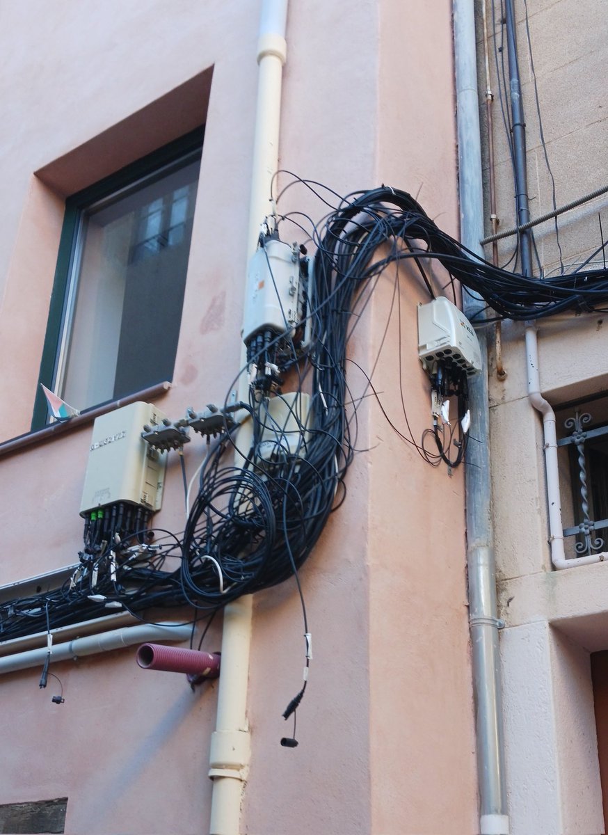 Això ho han montat... Els millors ingeniers de telecomunicacions del país.