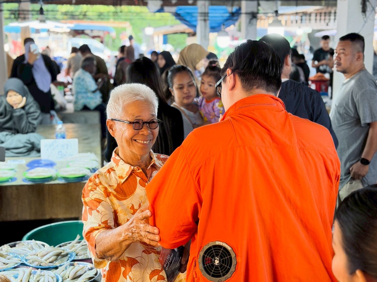 RangsimanRome's tweet image. [ เพราะการเมืองเทา ๆ แก้ปัญหาไม่ได้ วันนี้กระบี่ต้องเปลี่ยน ]

วันที่ 4 มกราคม 2569 ผมลงพื้นที่หาเสียงที่จังหวัดกระบี่ ร่วมกับ ธนวัช ภูเก้าล้วน และ รัตนภรณ์ ณ นคร เพื่อรับฟังเสียงสะท้อนจากพี่น้องประชาชน และยืนยันเจตนารมณ์ของพรรคประชาชนในการสร้างจุดเปลี่ยนสำคัญให้กับการเมืองภาคใต้…