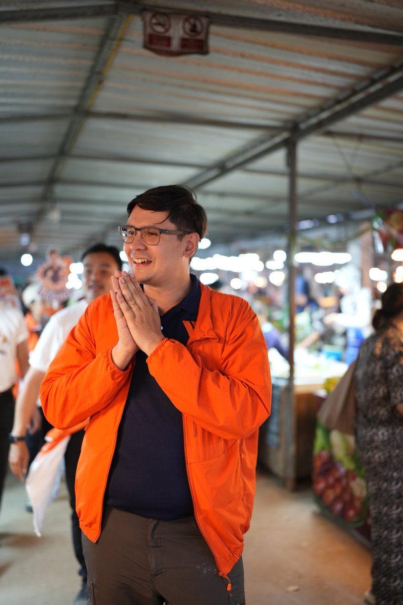 RangsimanRome's tweet image. [ เพราะการเมืองเทา ๆ แก้ปัญหาไม่ได้ วันนี้กระบี่ต้องเปลี่ยน ]

วันที่ 4 มกราคม 2569 ผมลงพื้นที่หาเสียงที่จังหวัดกระบี่ ร่วมกับ ธนวัช ภูเก้าล้วน และ รัตนภรณ์ ณ นคร เพื่อรับฟังเสียงสะท้อนจากพี่น้องประชาชน และยืนยันเจตนารมณ์ของพรรคประชาชนในการสร้างจุดเปลี่ยนสำคัญให้กับการเมืองภาคใต้…