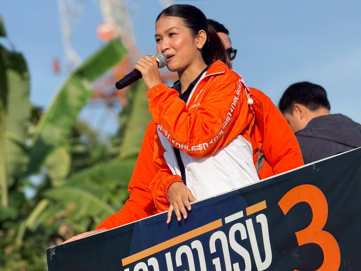 RangsimanRome's tweet image. [ เพราะการเมืองเทา ๆ แก้ปัญหาไม่ได้ วันนี้กระบี่ต้องเปลี่ยน ]

วันที่ 4 มกราคม 2569 ผมลงพื้นที่หาเสียงที่จังหวัดกระบี่ ร่วมกับ ธนวัช ภูเก้าล้วน และ รัตนภรณ์ ณ นคร เพื่อรับฟังเสียงสะท้อนจากพี่น้องประชาชน และยืนยันเจตนารมณ์ของพรรคประชาชนในการสร้างจุดเปลี่ยนสำคัญให้กับการเมืองภาคใต้…