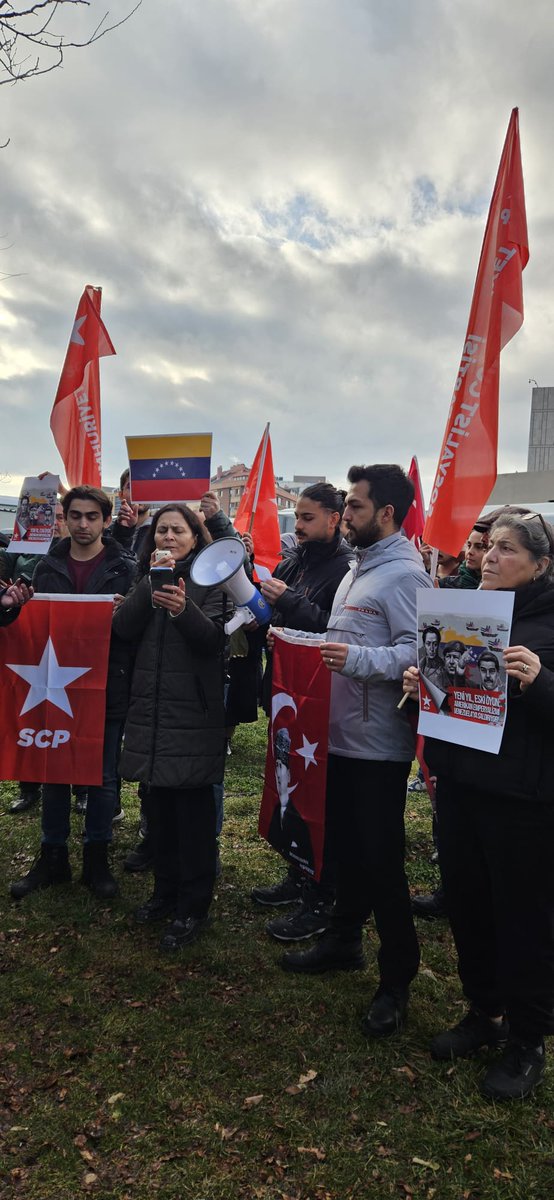 Sosyalist Cumhuriyet Partisi olarak bugün ABD Büyükelçiliği önündeydik. 

Basın açıklamamızı Genel Sekreterimiz Hacer Durgun okudu:

Venezuela yalnız değildir!

Emperyalizmin zincirlerini kırmak için mücadele eden tüm dünya halkları bugün Venezuela’nın yanındadır.

Bu saldırı