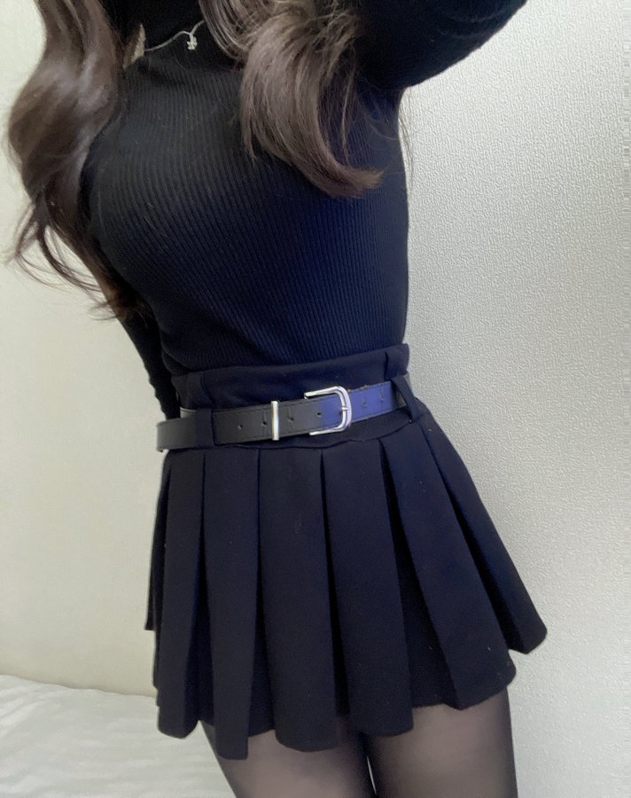 ギャルが寒さに耐えながらミニスカ履いてます♡