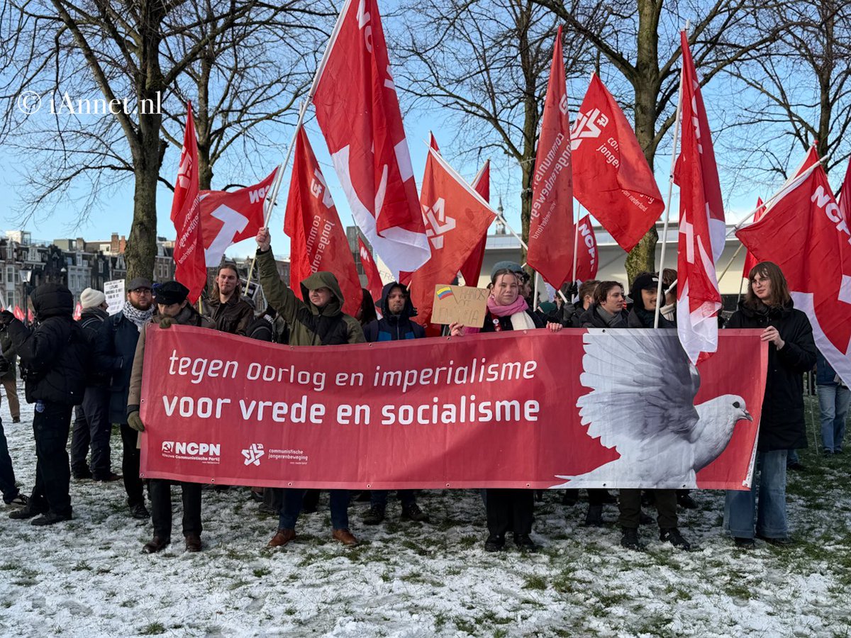 Hier staan ze dan de heulers met de dictator Maduro op het Museumplein  in Amsterdam . Hun Wajong uitkering wordt eind week gestort .