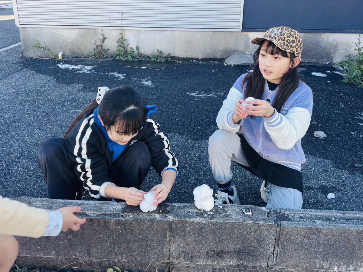 ari630_CHiCK's tweet image. レッスン終わりに雪で遊びました☃️💕

逃走中見たよ👀✨️
夢であいらハンターに追われそうです♡*｡ﾟ
夢の中で精一杯逃げてきます❤️‍🔥💭
#CHiCKちゃん #新堂杏莉 #枝波あいら