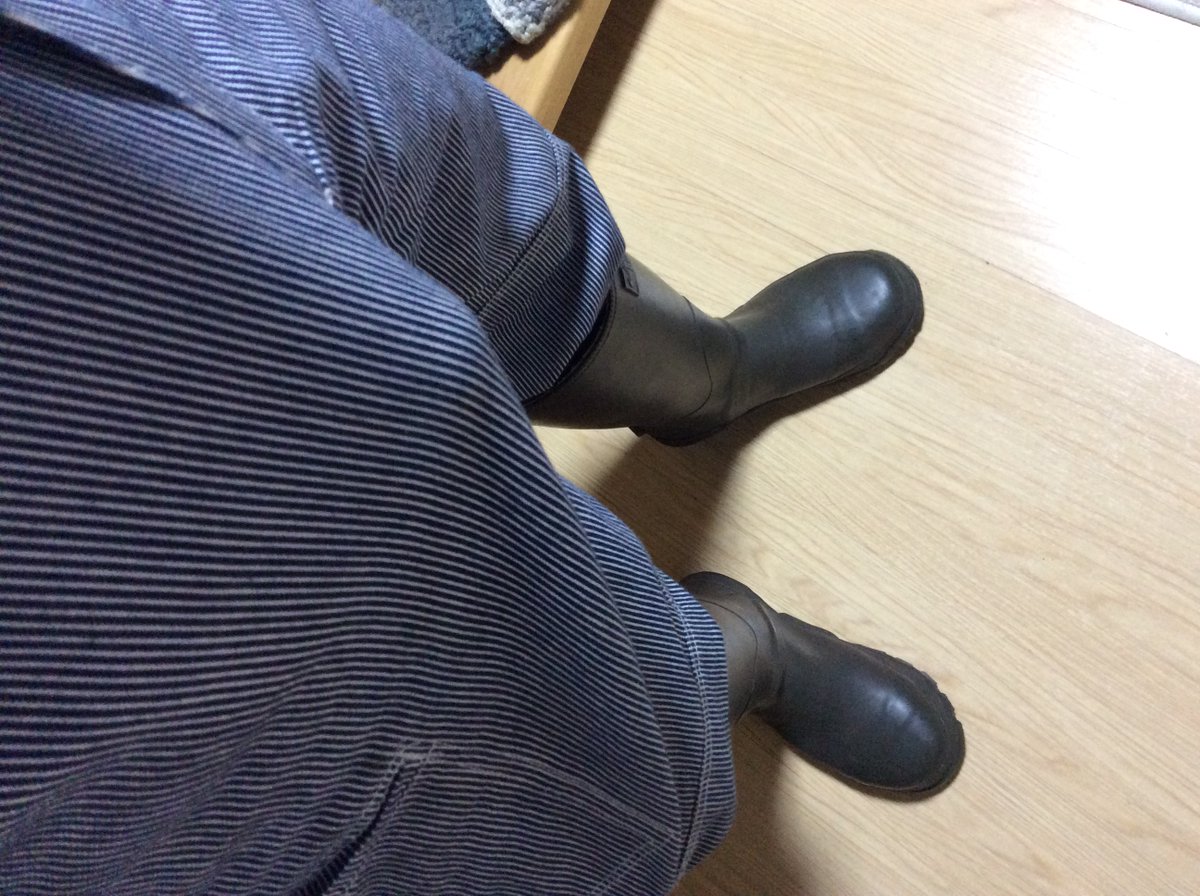 kurotuya2's tweet photo. お気に入りの1足・安全ゴム長靴です無骨で土が似合いそう。画像撮影中に～息子が起きだし寝そうもないので続行するが～動くたび擦れて元気いっぱいな俺の息子～
いい歳こいてちょっと恥ずかしい様な！元気な息子の頭を撫でてあげようかなァ～ https://t.co/mVxFL9ESde