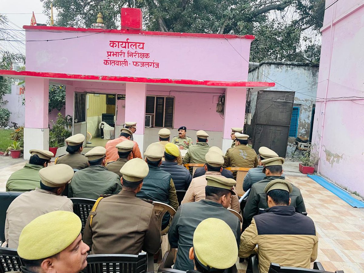 Dcpcentralknr's tweet photo. दिनांक 04.01.2026 को पुलिस उपायुक्त  सेंट्रल  श्री श्रवण कुमार सिंह महोदय द्वारा थाना फजलगंज परिसर में थाना फजलगंज के पुलिस अधिकारियों/कर्मचारियों के साथ बैठक कर कानून-व्यवस्था, अपराध नियंत्रण एवं ड्यूटी के संबंध में आवश्यक दिशा-निर्देश प्रदान किए गए।
@Uppolice 
@kanpurnagarpol https://t.co/UOeCBN7MVI