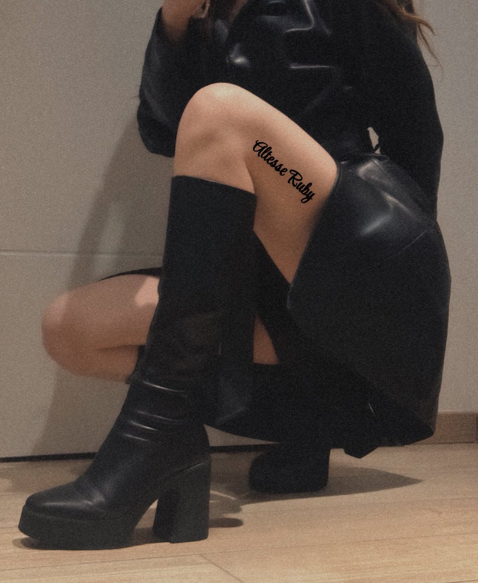 _Queen__Ruby's tweet image. Pas mal aussi celle là 😏🫦🫦 
Ma puissance sous tout ce cuir 😈