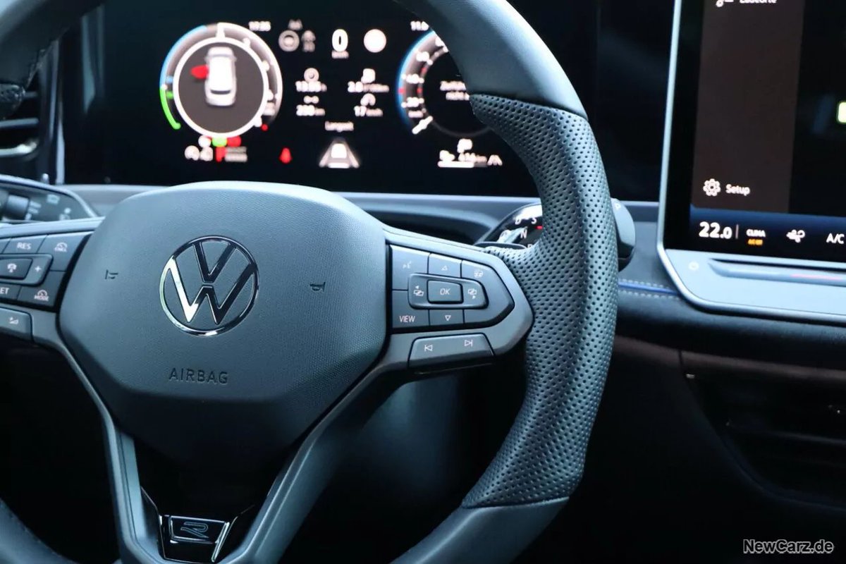 Athog7's tweet photo. @EFIEBER_ANDRE Wie zurzeit bei fast jedem anderen VW-Modell, etwa beim Passat B9. Tesla hat durchaus innovative Ideen, doch das Entfernen nahezu aller Tasten und Schalter ist für die meisten Autofahrer keine Verbesserung. https://t.co/MEfTrXyycD