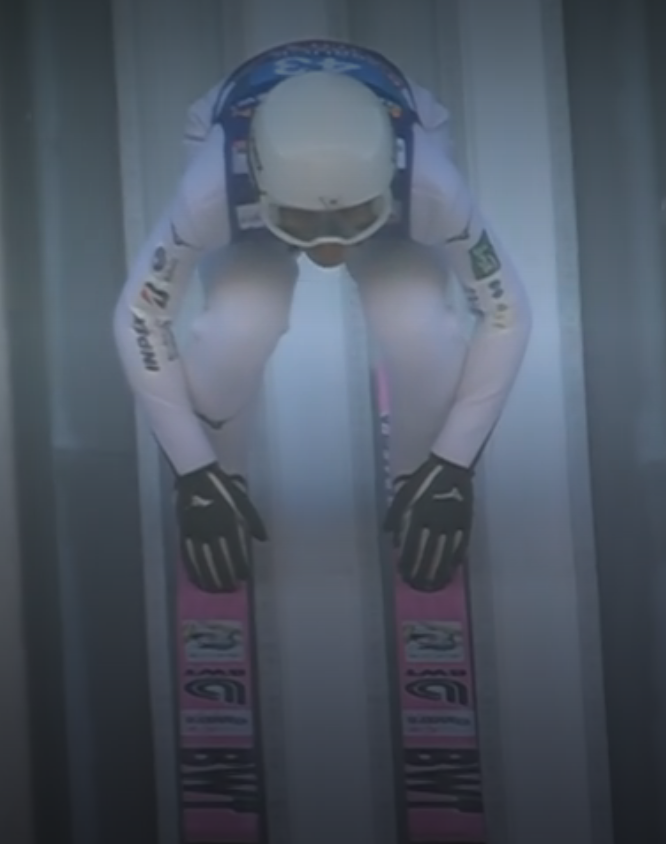 Naoki Nakamura dalej w pozycji dojazdowej najeżdża w staromodny sposób #skijumpingfamily