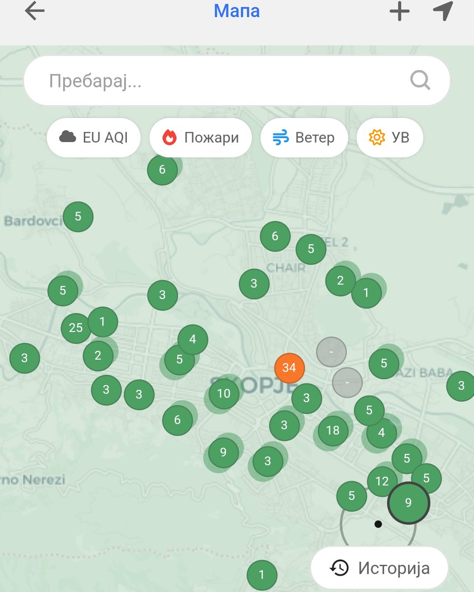 Куќите што се греат се уште тука.
Уште е зима.
Ама, загадување нема.
И ветер нема.
Знаете што уште нема?
Чад од оџаците на УСЈЕ последниве 4 дена.
Да не заборавиме кој е најголемиот загадувач и да не дозволиме да не подлажуваат со дислокација која нема да се случи..