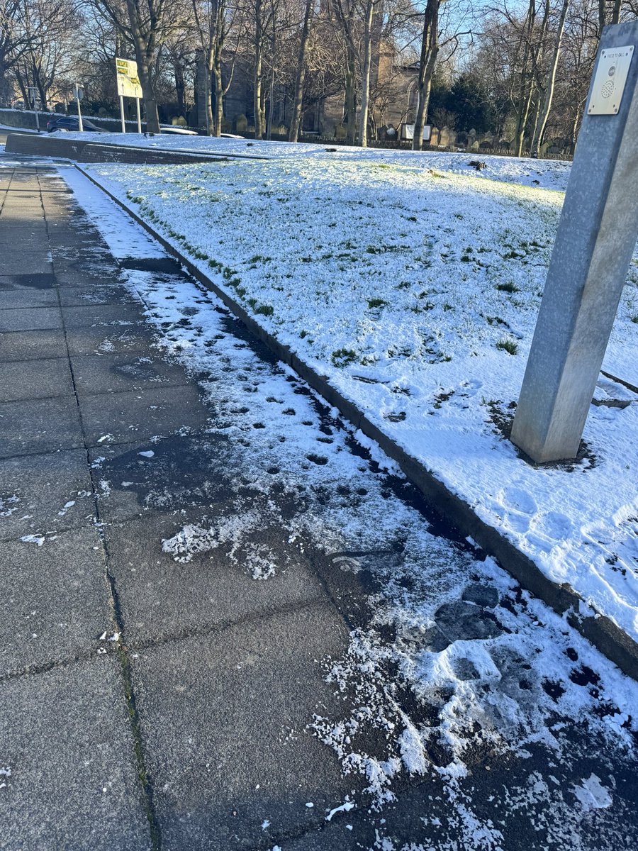 rlj76's tweet image. This is less than a mile from St James Park. It’s been below freezing since yesterday. But their game is going ahead. Can someone @SheffieldUnited please explain how you’ve been incompetent enough not to take precautions to avoid a frozen pitch? Embarrassing really.