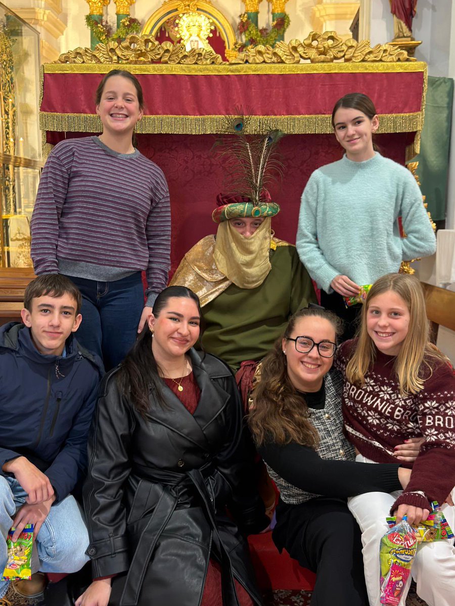 👑CARTERO REAL👑

Ayer vivimos una jornada llena de ilusión y alegría con la visita del emisario de Sus Majestades los Reyes Magos a nuestra Capilla de San Juan de Dios.

Pequeños y mayores pudieron entregar sus cartas y deseos, compartiendo un momento muy especial.