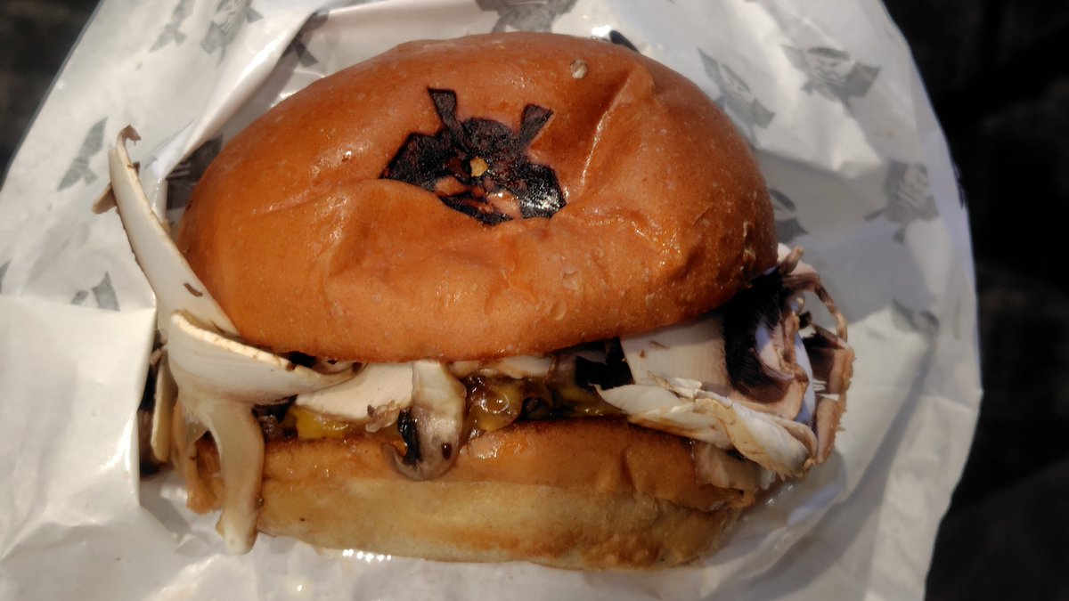 ショーグンバーガーが空いてたので
浅草店限定の
マッシュルームデミグラスバーガーを食べました😋
お値段お高かったけど、確かにお肉が美味しいかも♪

何か今日は何処に行っても
タイミング良くほとんど列ばずに
お店に入れた( '∀`) 