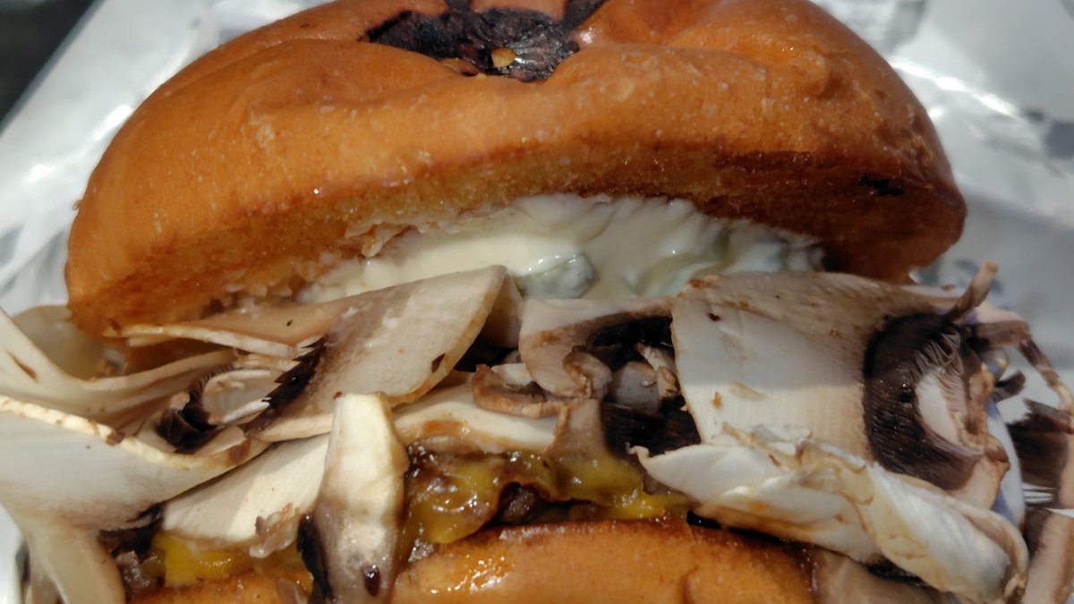 ショーグンバーガーが空いてたので
浅草店限定の
マッシュルームデミグラスバーガーを食べました😋
お値段お高かったけど、確かにお肉が美味しいかも♪

何か今日は何処に行っても
タイミング良くほとんど列ばずに
お店に入れた( '∀`) 