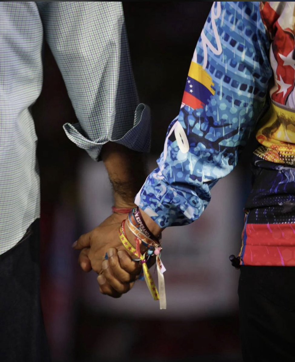 Nicolas Maduro y Cilia Flores le estan dando una clase magistral al mundo de dignidad. 

Orgullosa de mi presidente ❤️🇻🇪