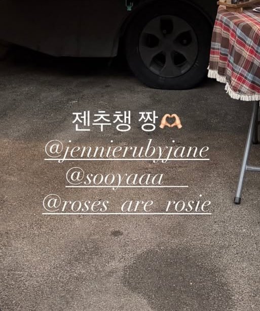 วันก่อน จีซู เจนนี่ โรเซ่ ส่งฟู้ดทรัคให้ลิซ่า ไปที่กองถ่าย Tygo 2คัน แล้วป้ายแบนเนอมีคำนึงเขียนว่า “โปรดดูแลลิซ่าของพวกเราให้ดีด้วยนะคะ”

วันนี้ ลิซ่ามาอัพรูปกับฟู้ดทรัคของบพ. แท็กชื่อพี่ๆทีละคนครบเลย แล้วใส่แคปชั่นโคตรมักเน่น้อยอะ😭“jenchuchaeng is the best 🫶🏻”

บพซัพพอตกันมาก🥺