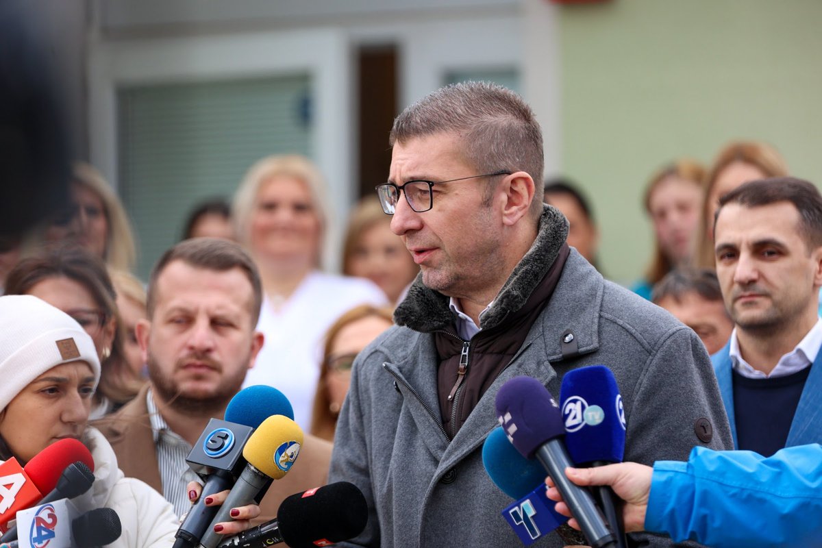 Мицкоски: Тутунот се откупува по највисока цена до сега и затоа сите се задоволни, се очекува околу 200 милиони евра да завршат кај тутунопроизводителите ⬇️

🔗vlada.mk/mk-MK/odnosi-s…