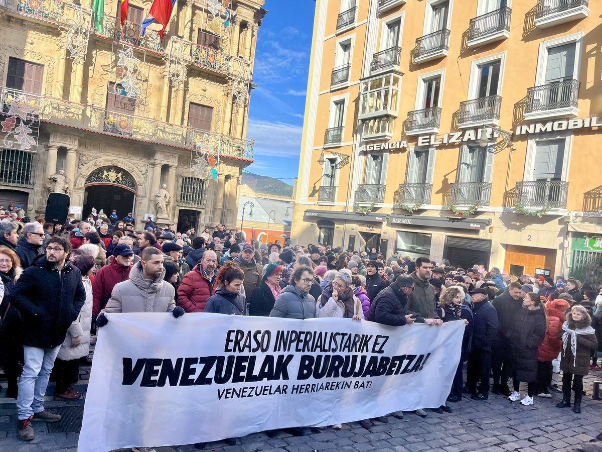 Unidad política y sindical en Navarra en solidaridad con la Revolución Bolivariana y en contra del secuestro ilegal del Presidente constitucional de la República Bolivariana de Venezuela. ¡Venezuela no está sola! ¡Maduro y Flores libertad! 🇻🇪