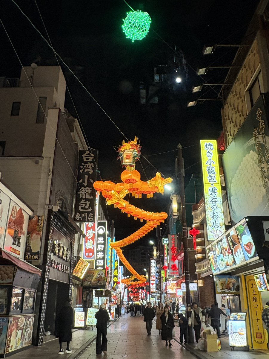 横浜路上文化

チャイナタウン 
この街を行けば
お前との想い出が
風のように頬を打つ
チャイナタウン 
空のポケットに
夢ばかり詰め込んで
生きていた二人さ

記録2026年1月