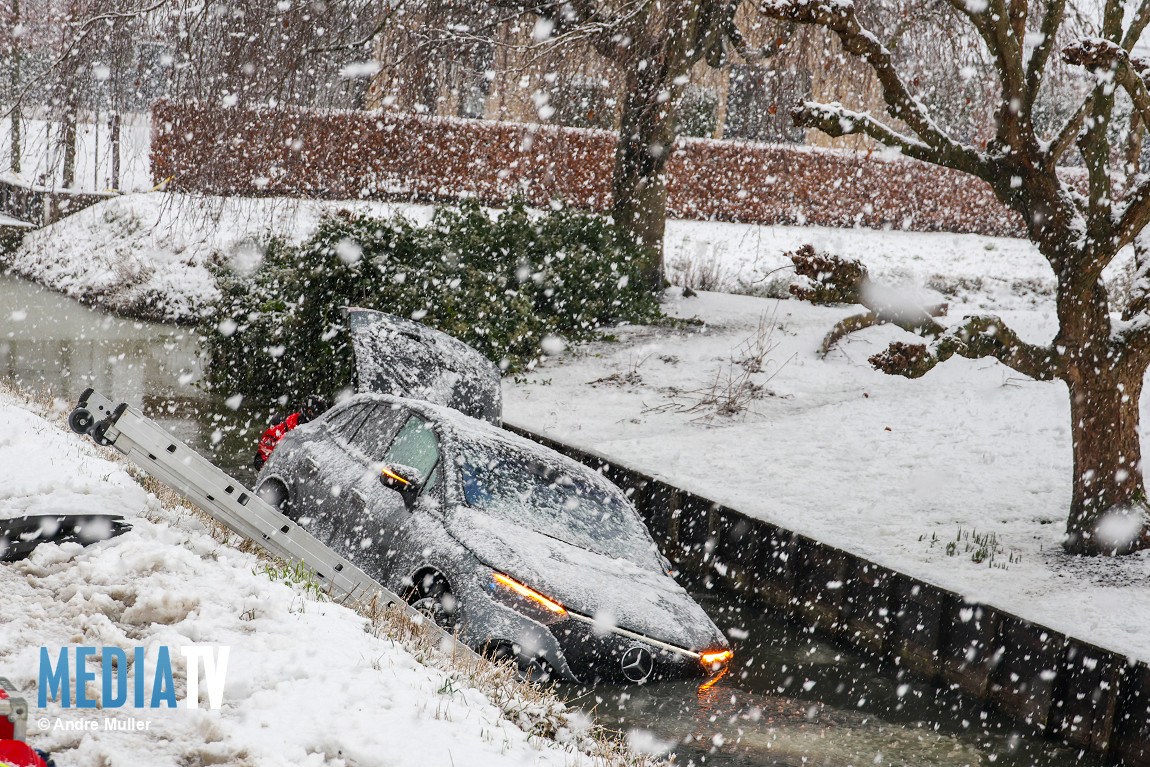 Auto te water geraakt in Zevenhuizen