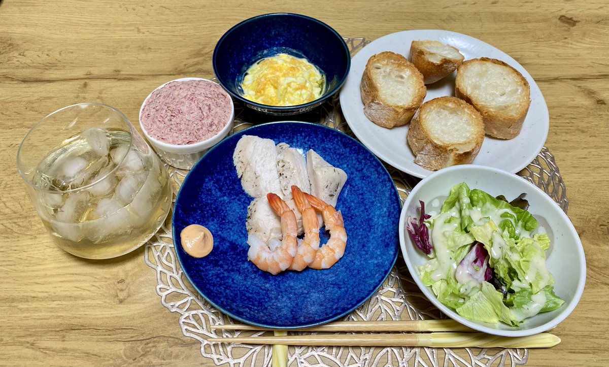 Tomomi_Furusima's tweet photo. 長〜いお昼寝から目覚めて、こんな時間に夜ご飯！

そしてここのところ、ほぼ毎日同じメニューを食べてる！！（笑）

では、乾杯♪

今日もお疲れ様でした♡^ ^ https://t.co/GZwk9jDrWf