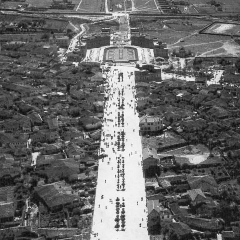 Tirana during the 1920s. A Italian traveler said: “I have seen cities without a boulevard, but I’ve never seen boulevards without a city.”🇦🇱