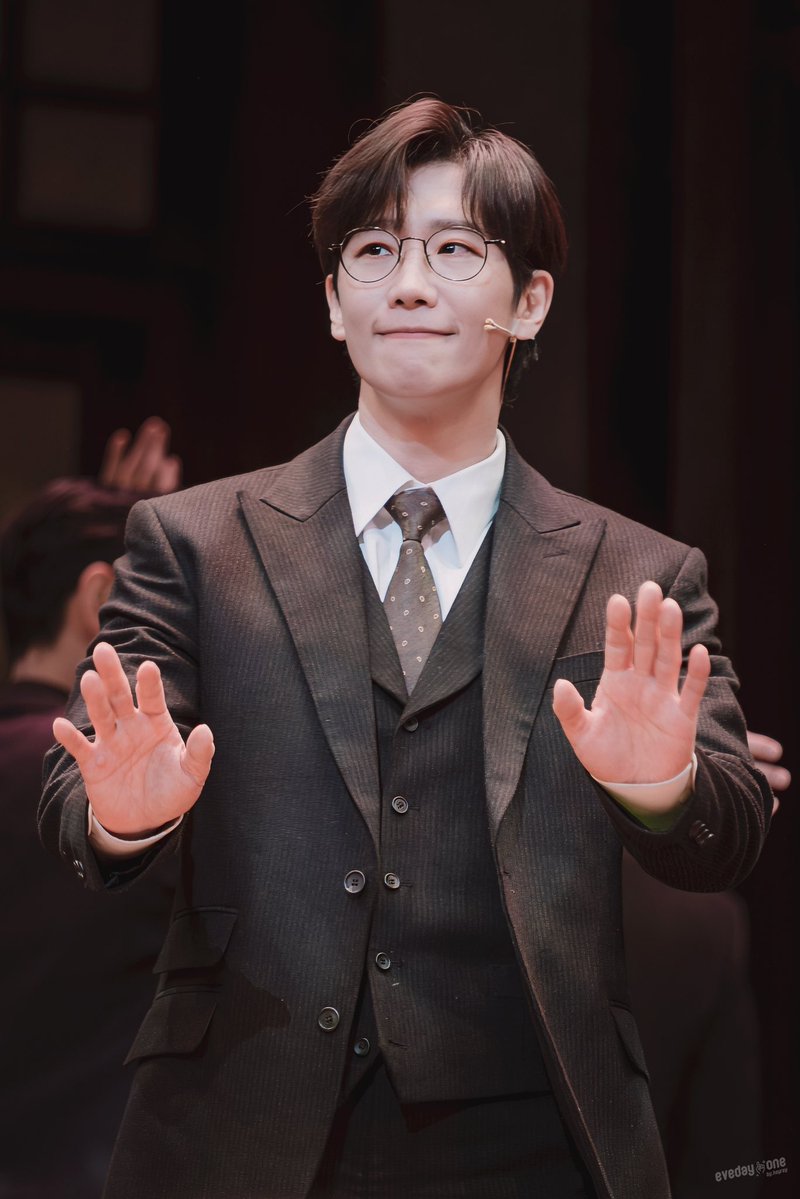 HeyreyP's tweet image. 260103 밤 팬레터 커튼콜
김해진 #김경수 #배우김경수

👋👋