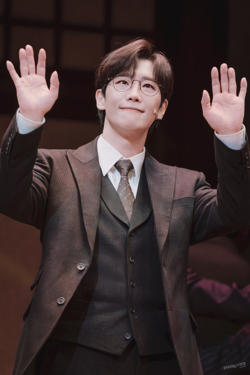 HeyreyP's tweet image. 260103 밤 팬레터 커튼콜
김해진 #김경수 #배우김경수

👋👋