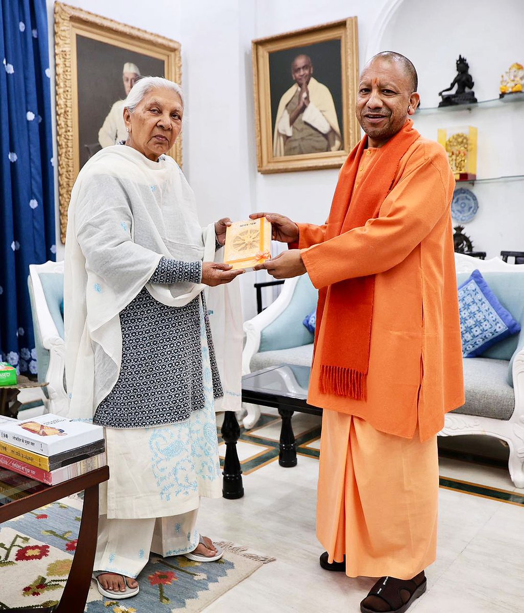 मा. राज्यपाल श्रीमती <a href="/anandibenpatel/">Anandiben Patel</a> जी से आज राजभवन, लखनऊ में मुख्यमंत्री श्री <a href="/myogiadityanath/">Yogi Adityanath</a> जी महाराज ने शिष्टाचार भेंट की।

इस अवसर पर महाराज जी ने उन्हें 'मानव चक्र' पुस्तक भी भेंट की।