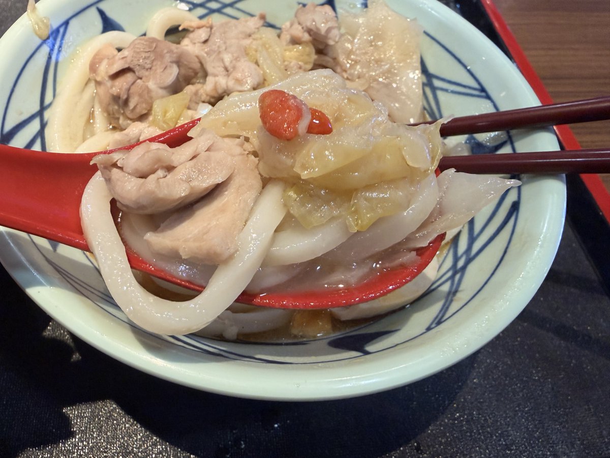 nonono_quesera3's tweet image. 🇹🇼台湾に来たら丸亀製麺はいかが？

【冬季限定＆台湾限定】麻油雞白湯

優しいスープにラー油、鶏肉、キャベツとクコの実。
ほっこりするわ〜☺️日本の冬に必要だよ！

丸亀製麺さん。これ絶対日本人も好きじゃん？
台湾で売るなって言ってるんじゃないの。
日本でも売ってって言ってるの🥺