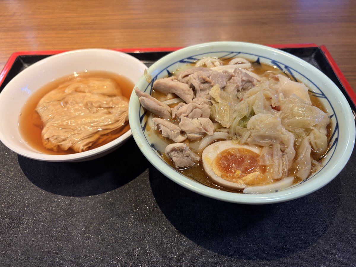 nonono_quesera3's tweet image. 🇹🇼台湾に来たら丸亀製麺はいかが？

【冬季限定＆台湾限定】麻油雞白湯

優しいスープにラー油、鶏肉、キャベツとクコの実。
ほっこりするわ〜☺️日本の冬に必要だよ！

丸亀製麺さん。これ絶対日本人も好きじゃん？
台湾で売るなって言ってるんじゃないの。
日本でも売ってって言ってるの🥺