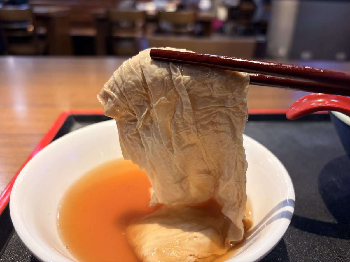 nonono_quesera3's tweet image. 🇹🇼台湾に来たら丸亀製麺はいかが？

【冬季限定＆台湾限定】麻油雞白湯

優しいスープにラー油、鶏肉、キャベツとクコの実。
ほっこりするわ〜☺️日本の冬に必要だよ！

丸亀製麺さん。これ絶対日本人も好きじゃん？
台湾で売るなって言ってるんじゃないの。
日本でも売ってって言ってるの🥺