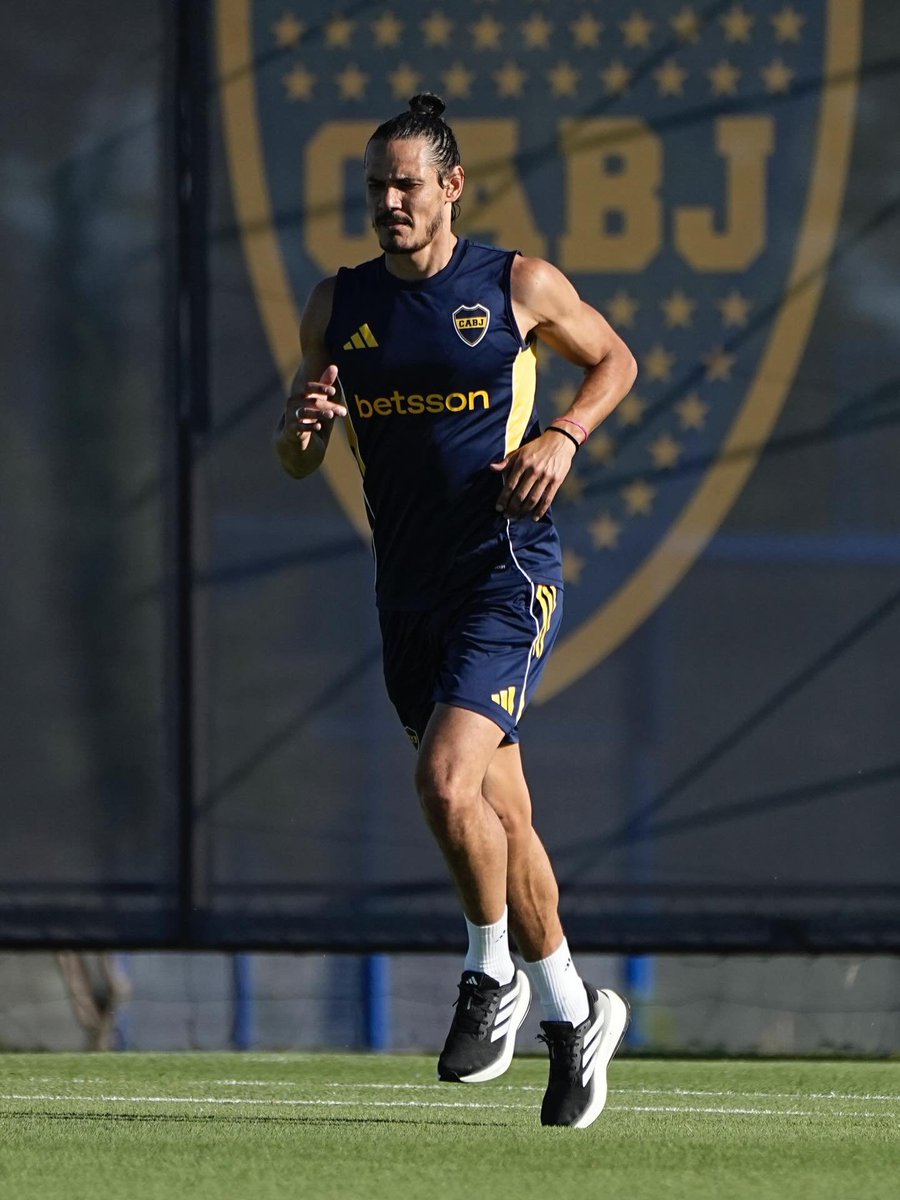 la12tuittera's tweet image. ℹ️Informa @DiarioOle que EDINSON CAVANI arrancó la pretemporada de manera DIFERENCIADA.

🔎Sigue arrastrando la molestia en la zona lumbar que lo afectó durante todo 2025.